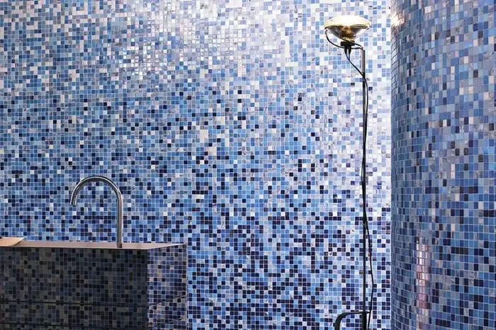ABVERKAUF – Bisazza Mosaik Farbverlauf-Set hellblau-dunkelblau „Gerbera“ aus 8x 32,2×32,2 cm