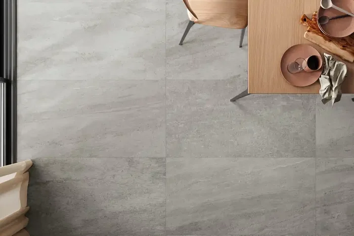 Fliese Natursteinoptik hellgrau 60×60 cm „Ultrablock Silver“ natürliche Steinoptik rektifiziert