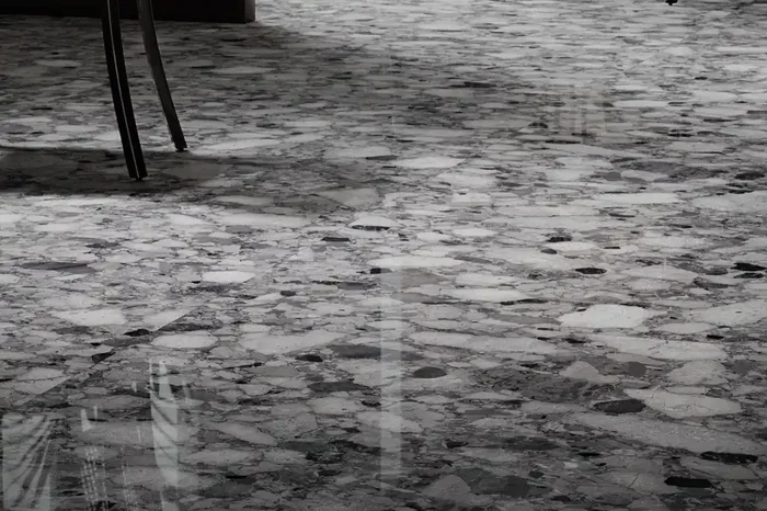 Fliese Terrazzo-Steinoptik dunkelgrau glänzend 89×89 cm „Veni Dark“ rektifiziert