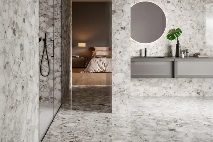 Fliese Terrazzo-Steinoptik grau glänzend 120×120 cm „Venistone Grey“ rektifiziert