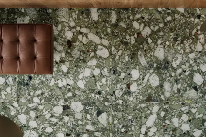 Fliese Terrazzo-Steinoptik grün matt 90×90 cm „Veni Emerald“ rektifiziert