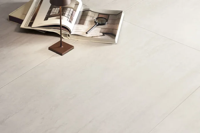 Fliese Travertin-Steinoptik weiß seidenmatt 75×150 cm „Prestigio Travertino Bianco“ rektifiziert