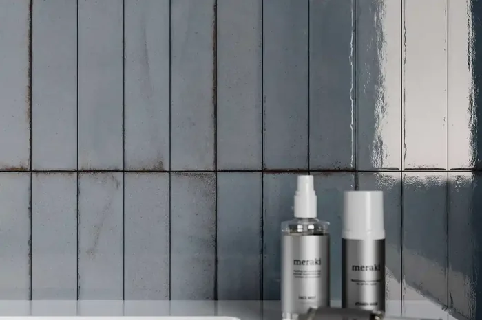 Fliese unregelmäßige Oberfläche 5×20 cm „Tetris Artic“ grau-blau glänzend