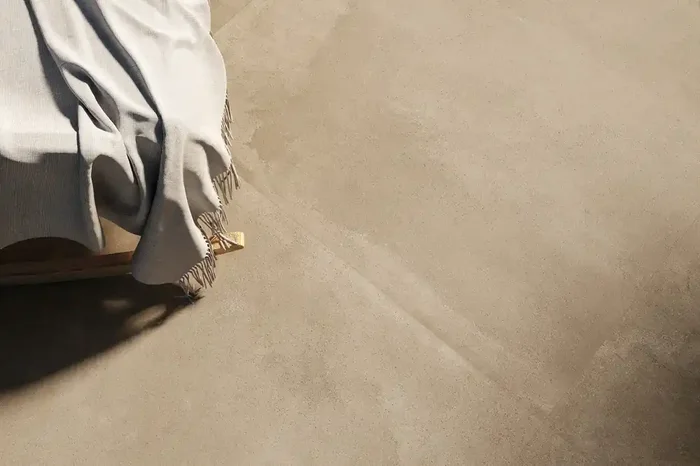 Fliese warme Betonoptik hellbraun 90×90 cm „Azuma Up Hazelnut“ Imola matt rektifiziert