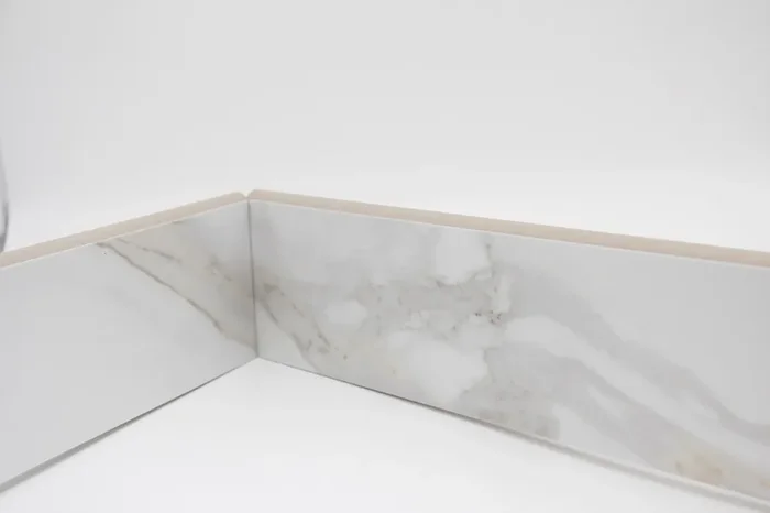 Fliesensockel Marmoroptik matt 9×60 cm „Aurora Gold“ marmoriert weiß