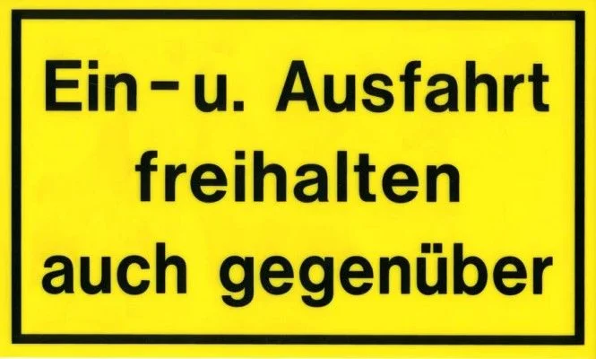Kunstoffschild 250 mm breit, 150 mm hoch Ein- u. Ausfahrt freihalten auch …