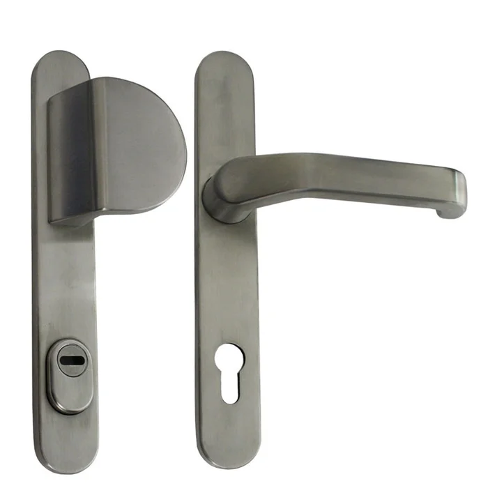 Schmalrahmen-Wechselgarnitur mit Kernziehschutz und abgekröpfter Griffplatte