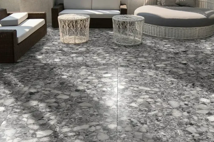 Terrassenplatte Terrazzo-Steinoptik dunkelgrau 60×120 cm „Venistone Dark“ Feinsteinzeug 2 cm rektifiziert