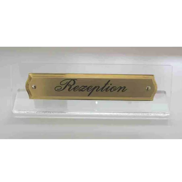 Tischwinkel aus Plexiglas, mit graviertem Messingschild