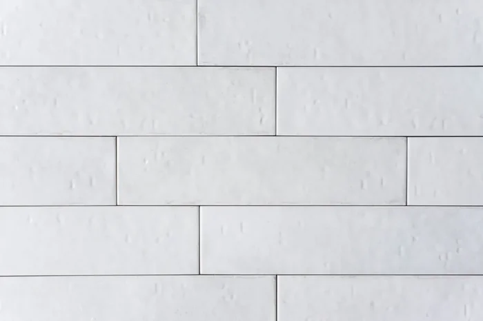 Vintage Fliese weiß gewellt 6×25