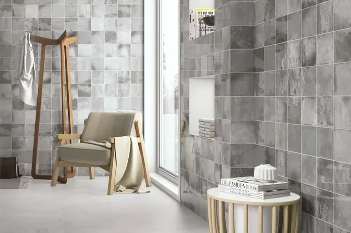 Wandfliese Vintage grau glänzend glasiert gewellt 30×60 cm „Provence Silver“